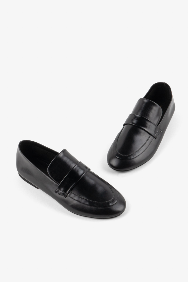 "INTENTIONALLY __________." PERM LOAFER - Black/Cream