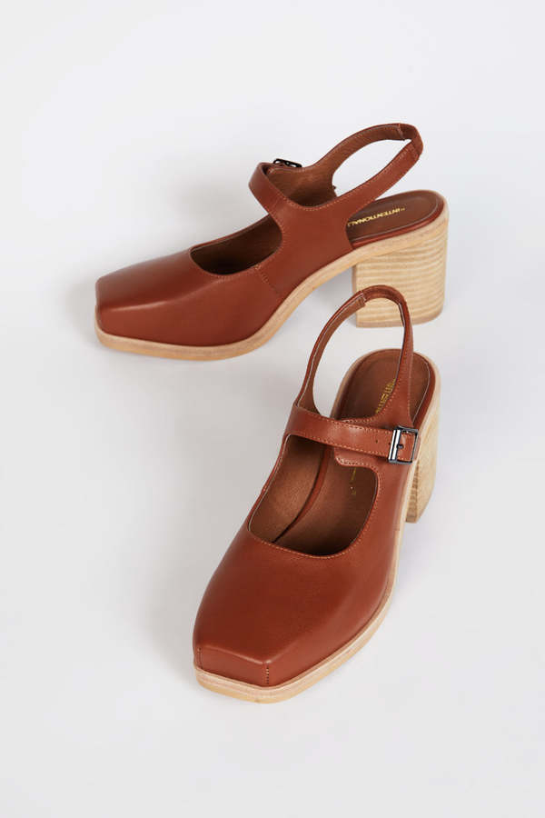 "INTENTIONALLY __________." OFFICE CLOG NATURAL SOLE - COGNAC