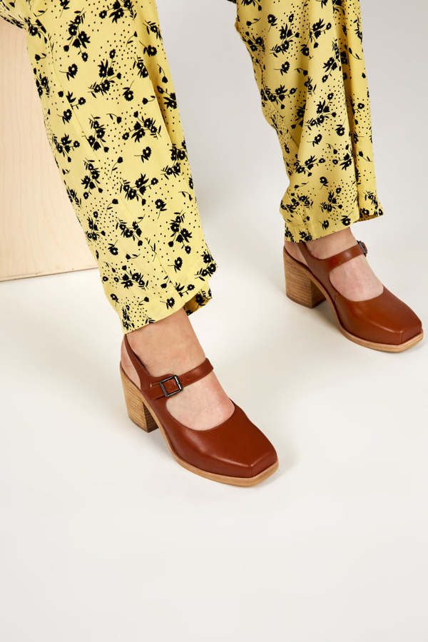 "INTENTIONALLY __________." OFFICE CLOG NATURAL SOLE - COGNAC