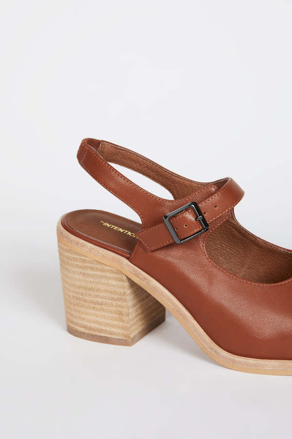 "INTENTIONALLY __________." OFFICE CLOG NATURAL SOLE - COGNAC