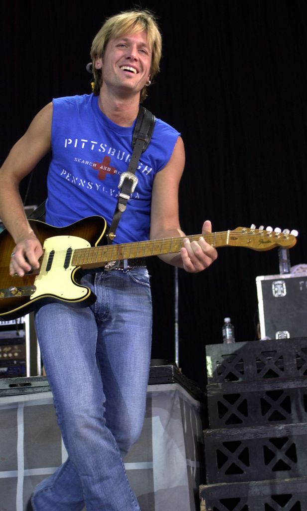 Keith Urban performs during the last show of the Brooks and Dunn Neon Circus tour August 5, 2001 in Pittsburgh, PA.