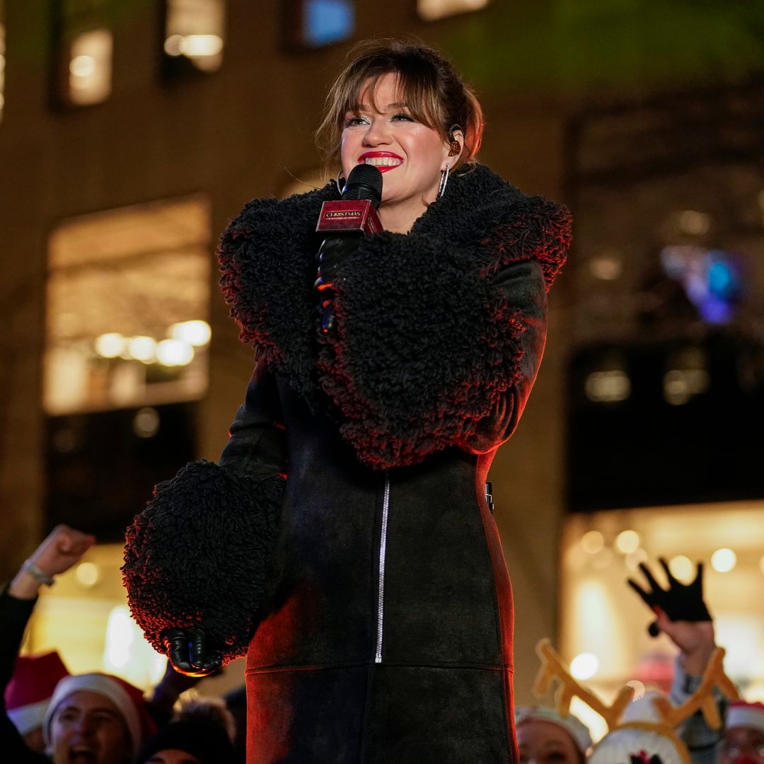 Kelly Clarkson leads stars at Rockefeller Center Christmas Tree Lighting Ceremony