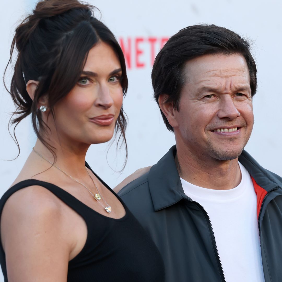 Mark Wahlberg poses with wife Rhea and 4 mini-me kids in new Christmas photo