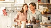 Mutter und Tochter in der Küche - Foto: LECKER.de/iStock (fotostorm)