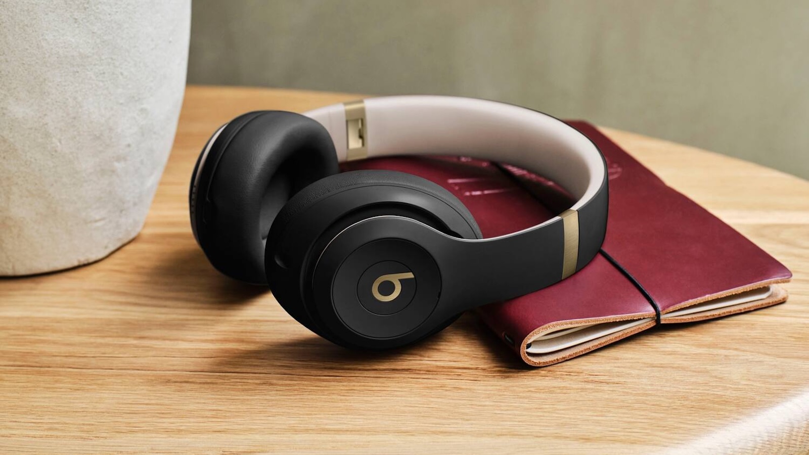 beats studio pro bb black gold