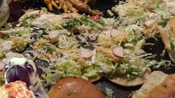 Chalupas, patitas y pambazos son típicos en Pachuca.