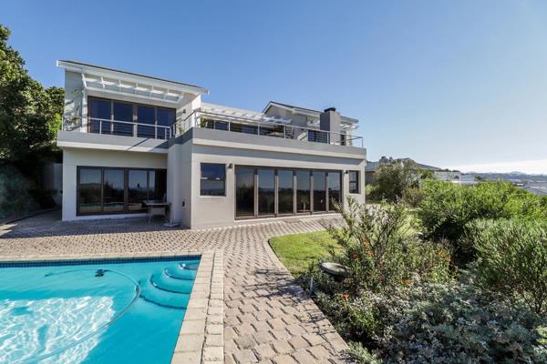 SOLE MANDATE 

Situated in the premier Brackenridge Private Estate is the perfect home with views of the ocean and Robberg Peninsula. ...