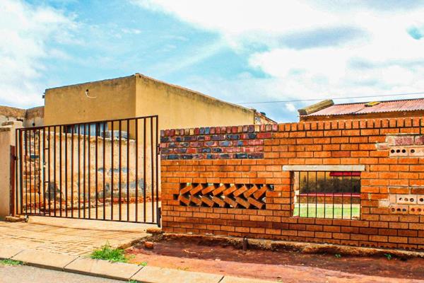 Ecaleni 
 R750k 
Erf size 280m2 

 5 outside rooms generating R4800.00 

Main house :
Kitchen 
Lounge 
Main room