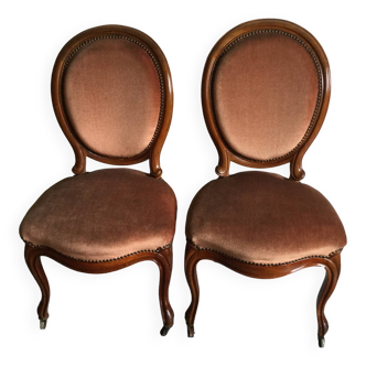 Paire de chaises médaillon style Louis Philippe en velours rose