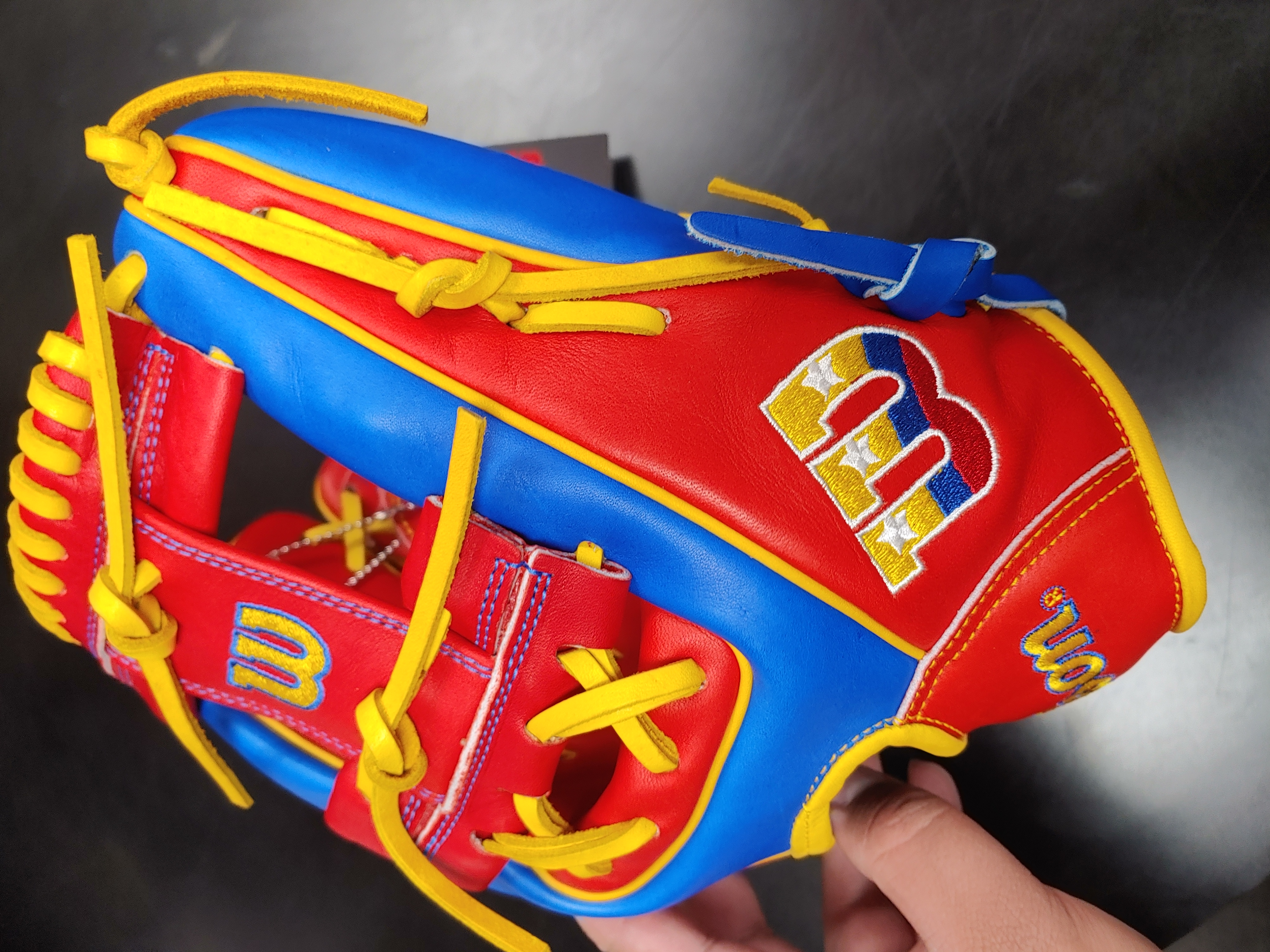 New Venezuela Limited Edition Country Pride Series Baseball Glove Wilson A2000 11.5″