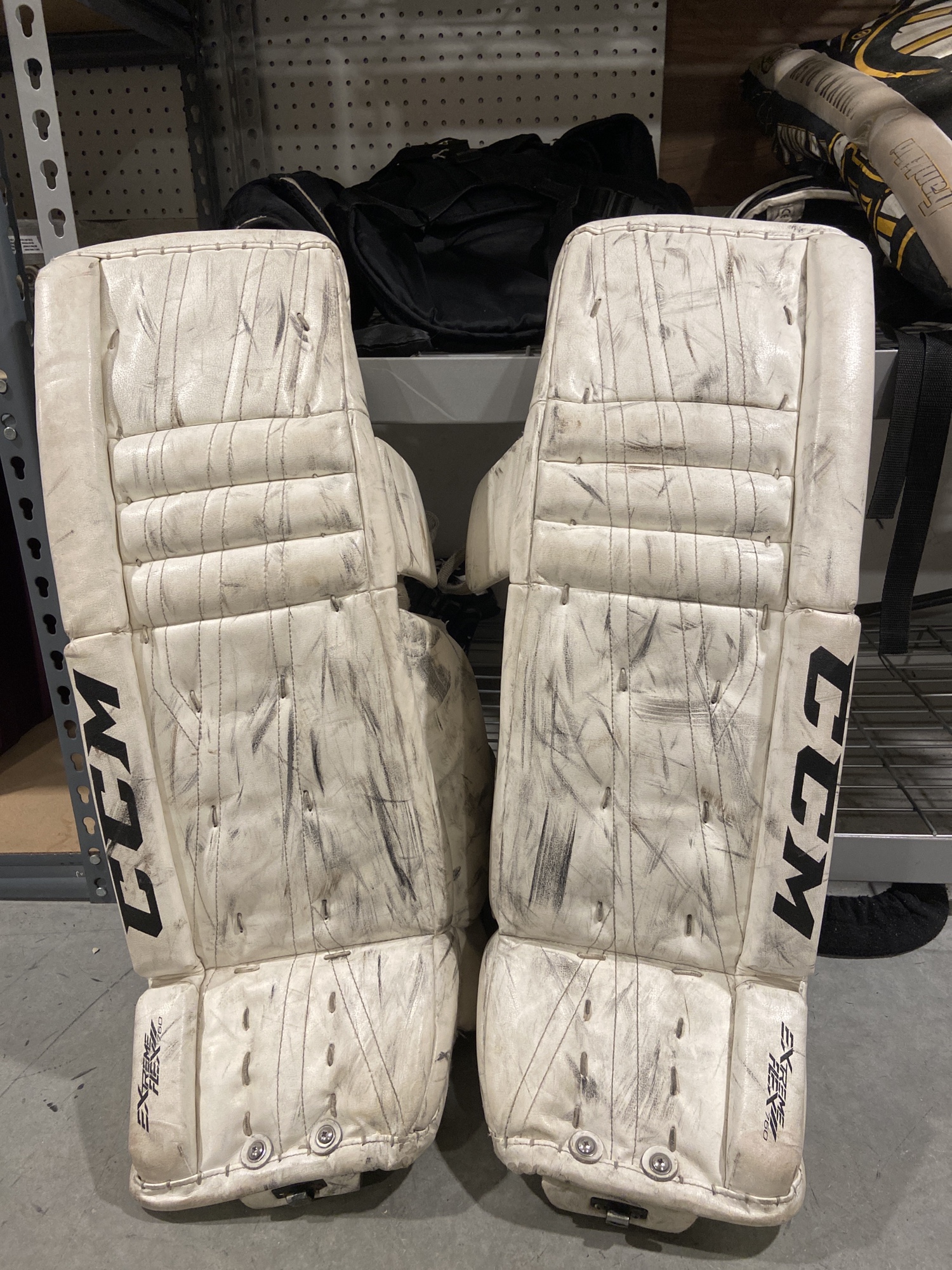 31" CCM  Extreme Flex 760 Goalie Leg Pads