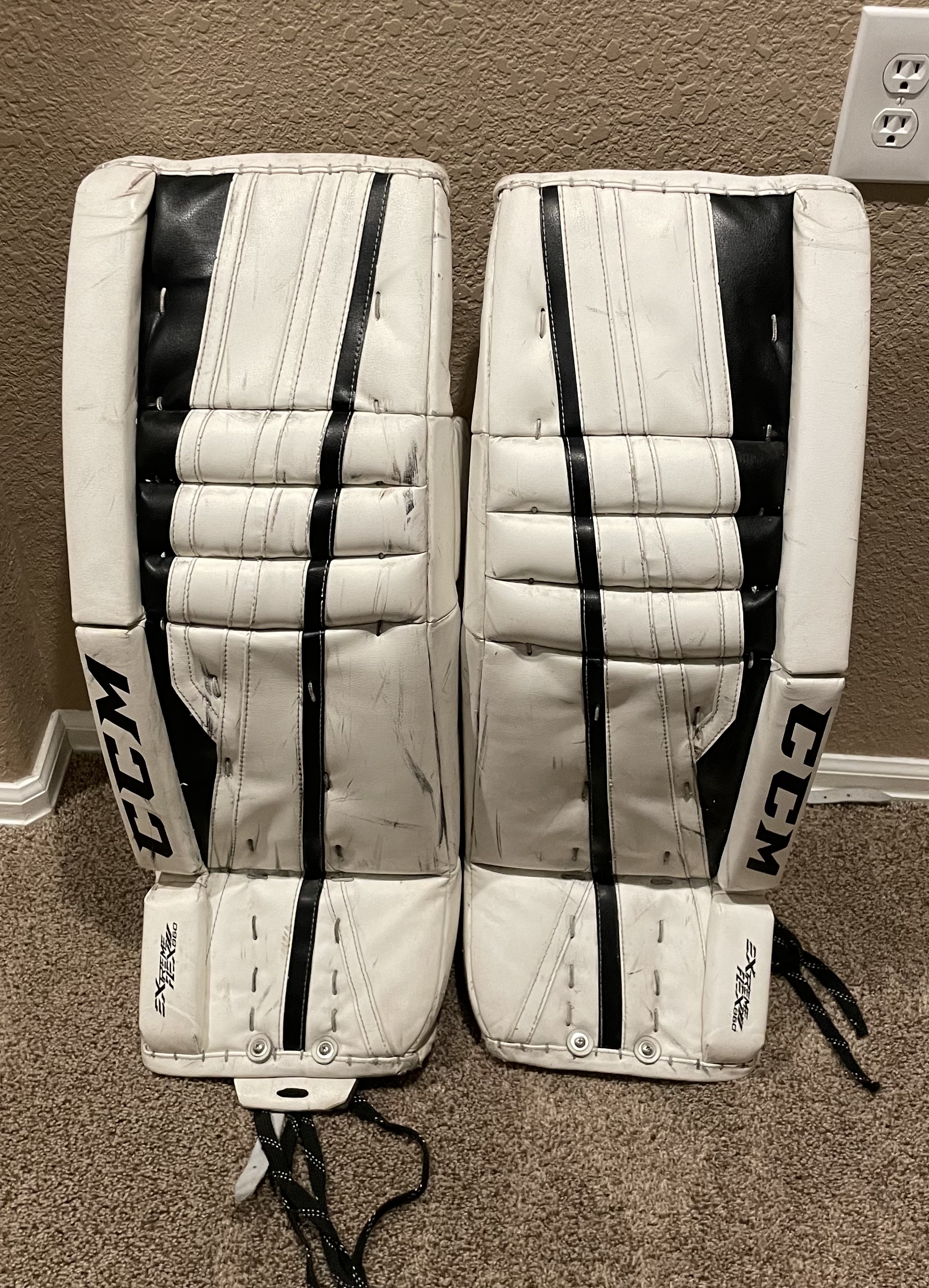 Used 31" CCM Extreme Flex 860 Goalie Leg Pads