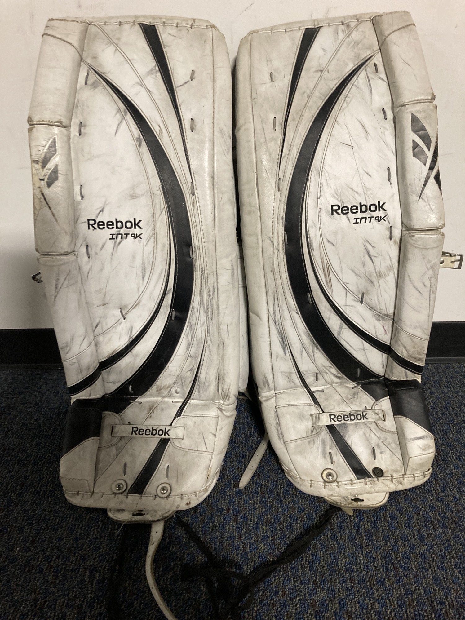 White Used 31" Intermediate Reebok 9K Goalie Leg Pads