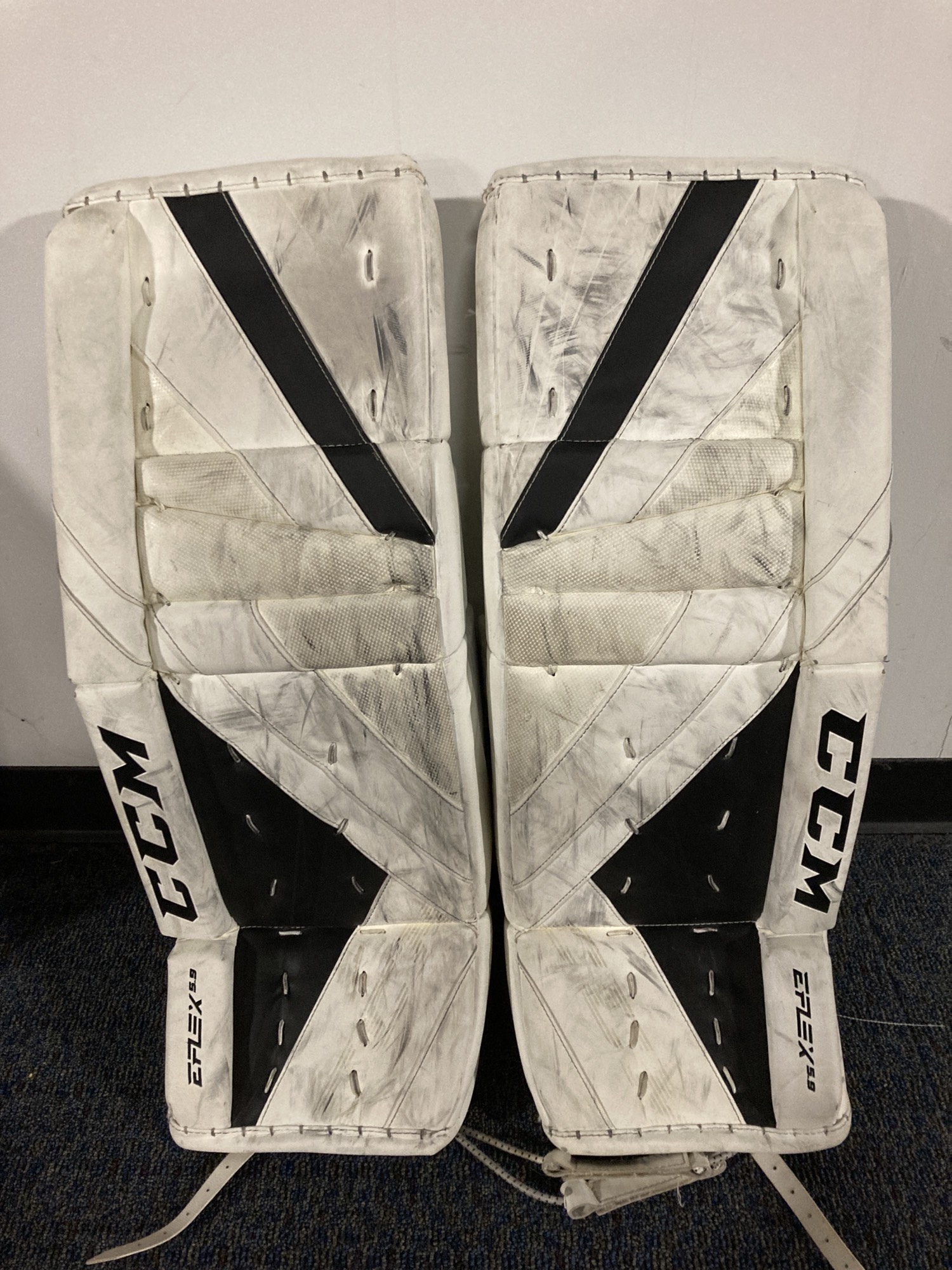 White Used 31" Intermediate CCM Extreme Flex E5.9 Goalie Leg Pads