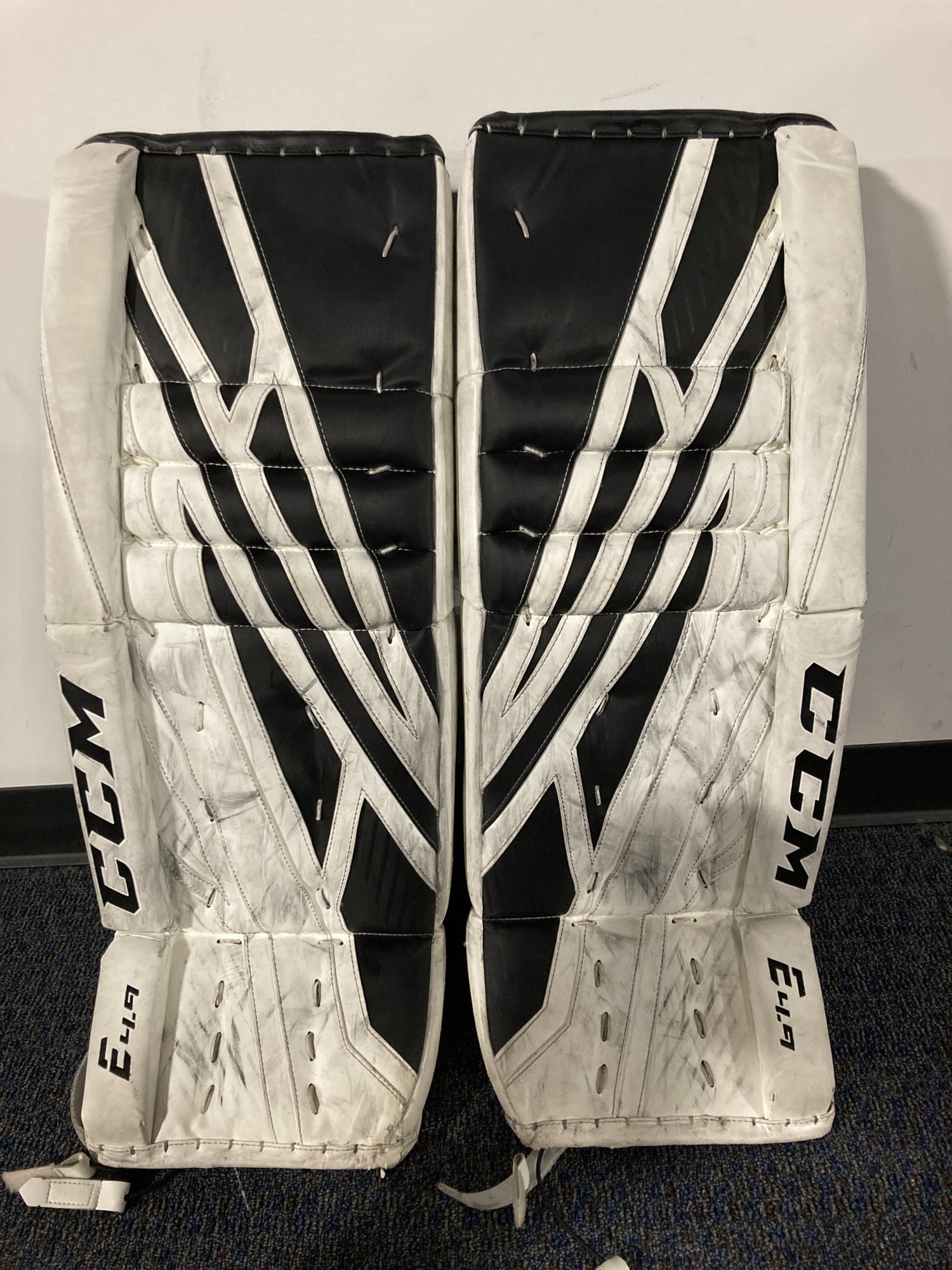 White Used 31" Intermediate CCM Extreme flex 4.9 Goalie Leg Pads