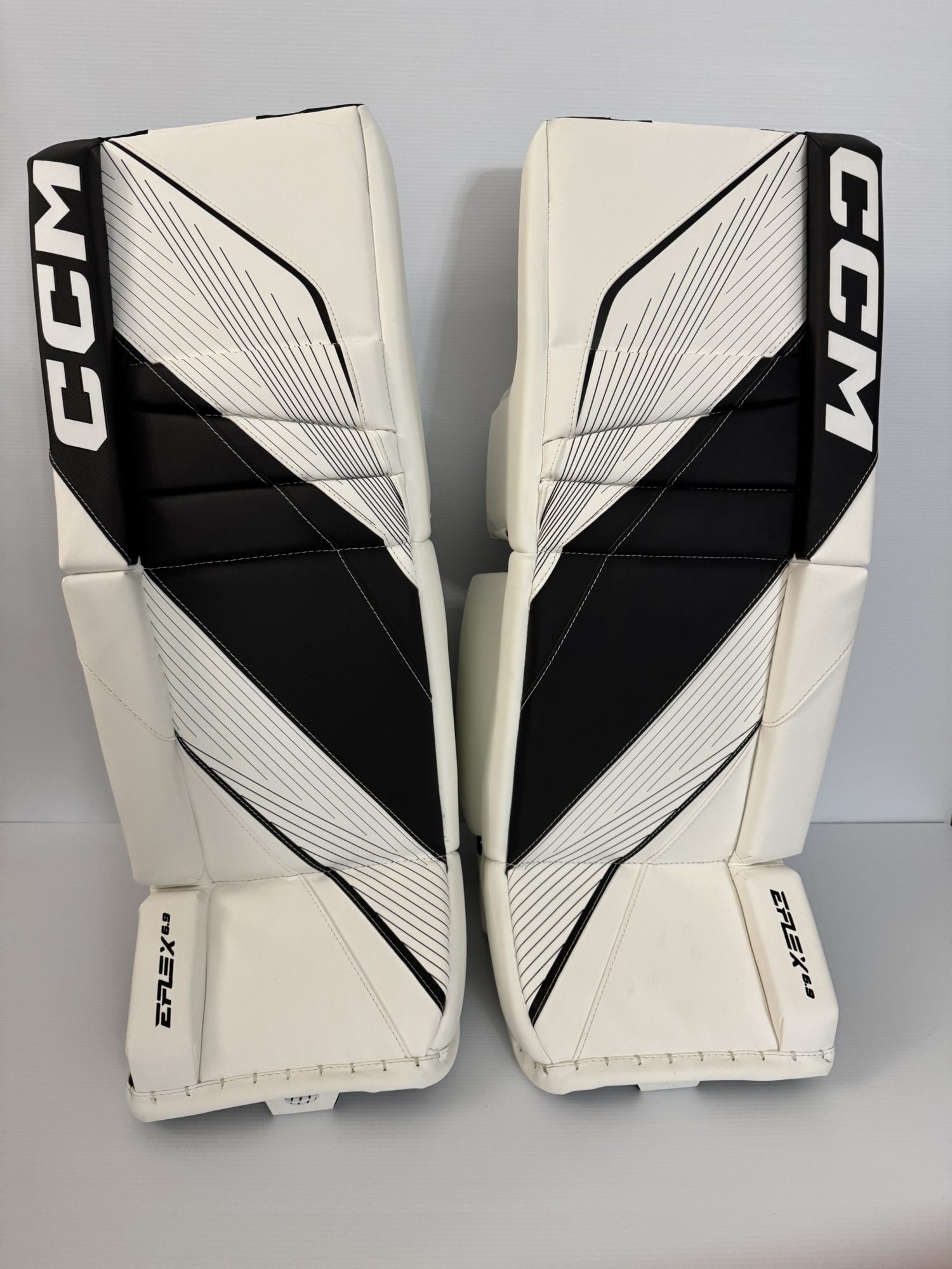 New Intermediate 31”+1” CCM EFLEX 6.9 Goalie Leg Pads Black/White