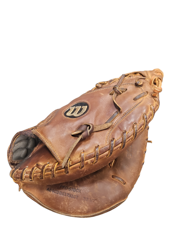 Used Catcher's Right Hand Throw Wilson A2000 Baseball Glove 32.5"