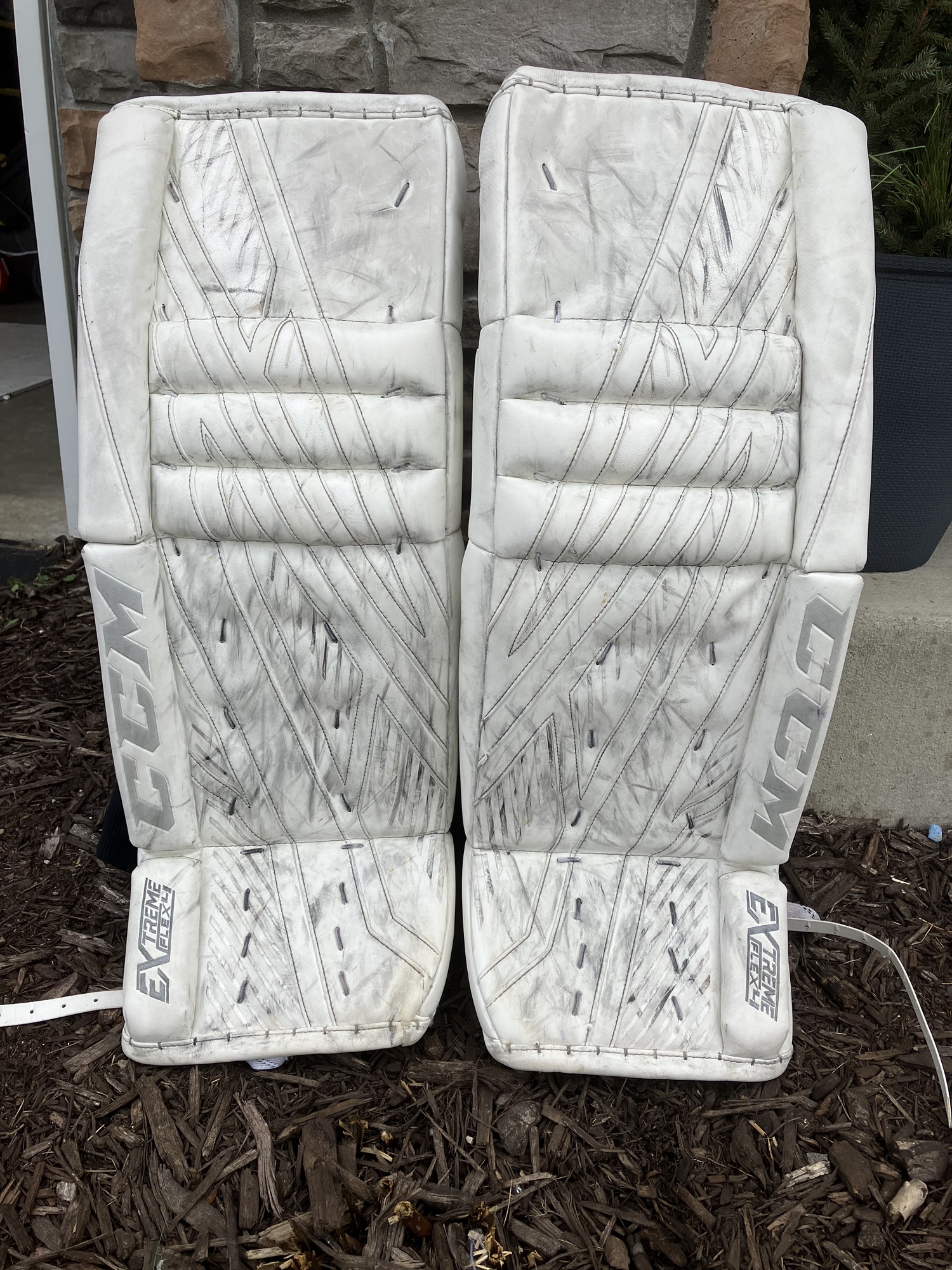 31+1” CCM Extreme Flex 4 Goalie Leg Pads