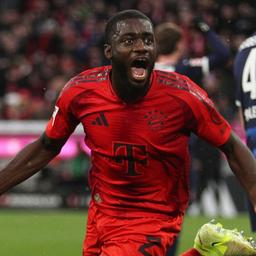 Bayerns Dayot Upamecano feiert sein Tor