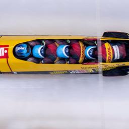 Francesco Friedrich, Simon Wulff, Matthias Sommer und Felix Straub aus Deutschland fahren durch den Eiskanal.