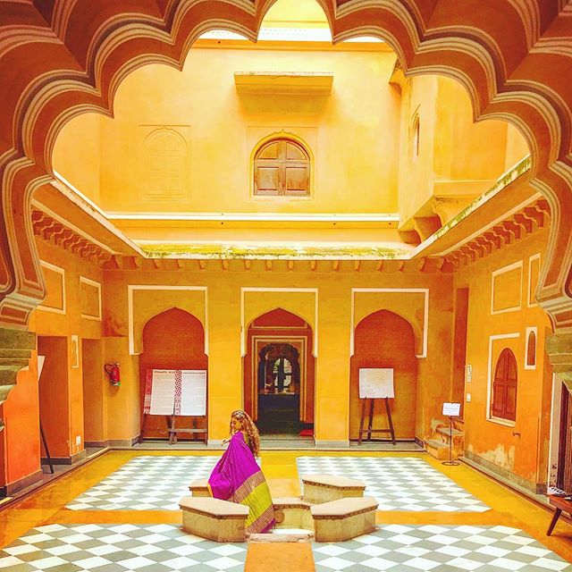 I&rsquo;ve explored some amazing properties and experiences in Jaipur and I&rsquo;m super exited to share these secrets with you as you travel with me through Rajasthan!
.
.
Pictured here is the Anokhi Museum, a space dedicated to the rich textile hi