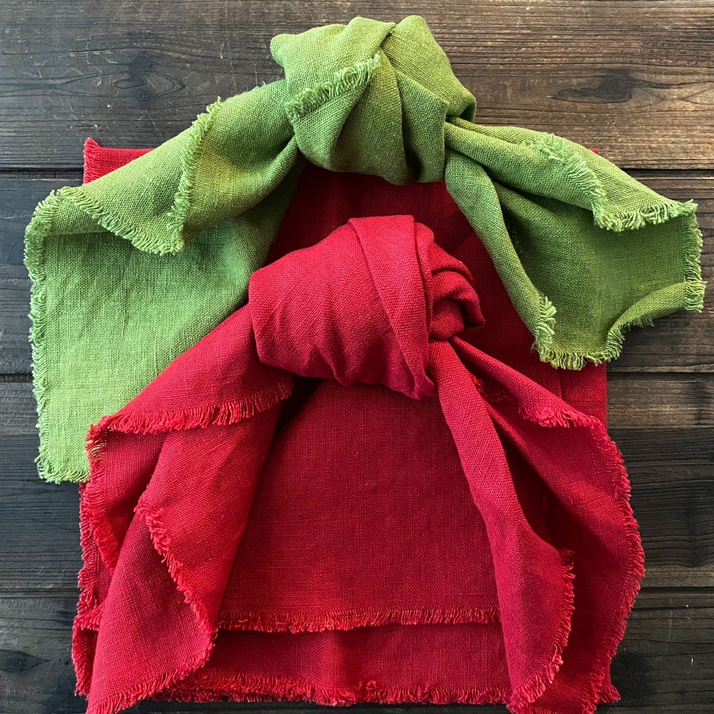 Nothing says holiday cheer like cozy red and green linens. Deck the table, not just the halls! 

 #HolidayDecor #tablelinens #linenlove #madebyhand