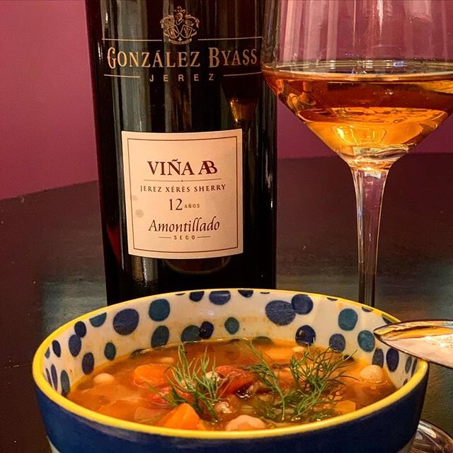 Soup and sandwich? No ... Soup and Sherry! While my taste buds are still recovering from the wrath of #coronavirus, the charms of one of my favorite #Spanishwines is able to make the connection from nose to brain better than any other wine! 😃
.
.
.
