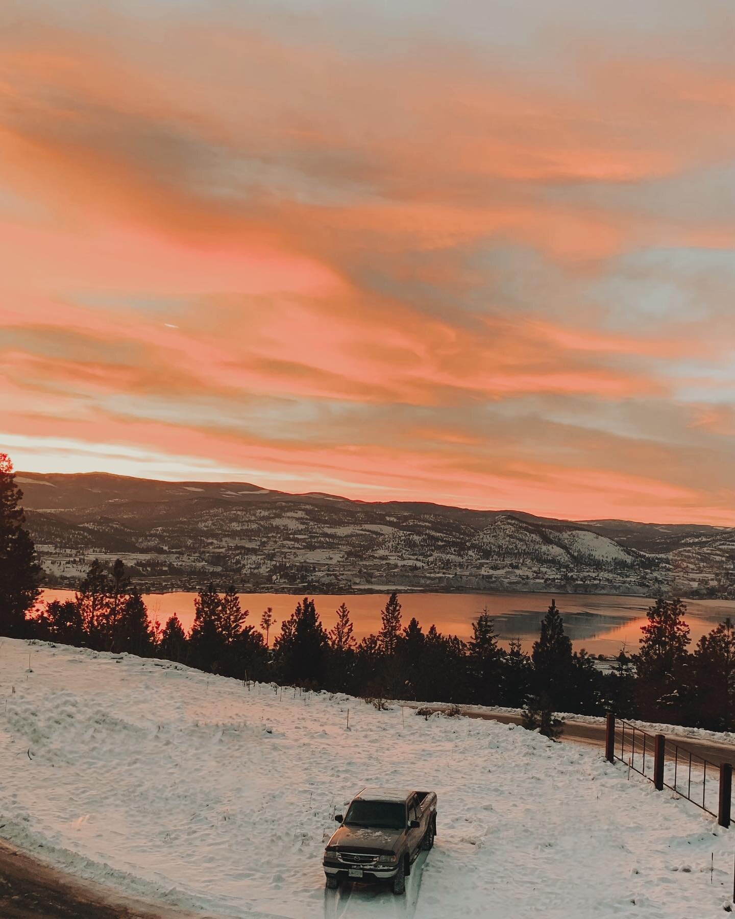 &amp; what a wild year it has been

happy holidays =)

#canada🇨🇦 #okanagan #explorebc #sunsetphotography #naturephotography #homeiscanada #canadianthings #gameoftones #britishcolumbia #expatlife #naramata #naramatabench #visitpenticton #livingabroa