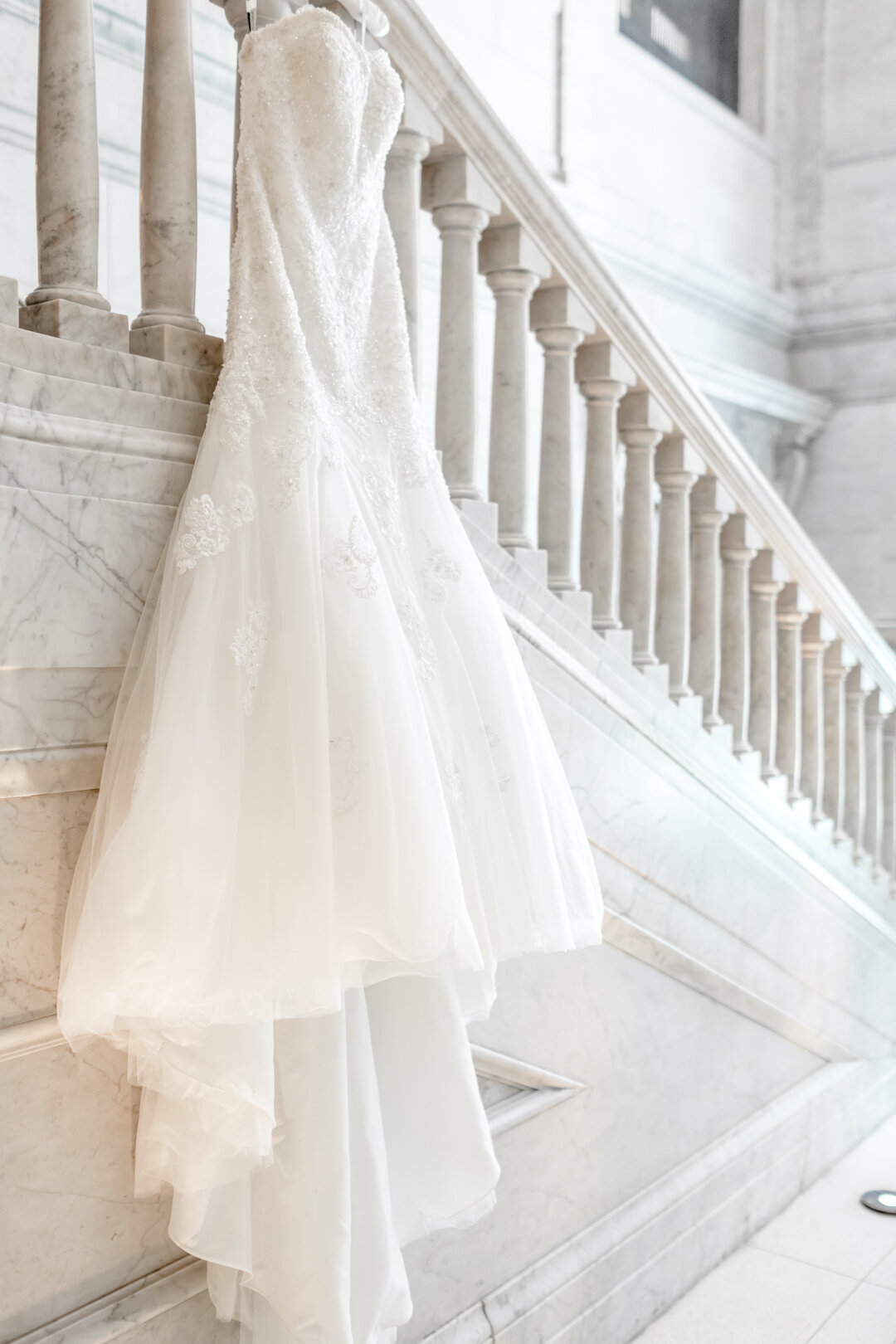 Romantic Chicago wedding at Room 1520 captured by Something Blue Photography Designed. See more elegant wedding ideas at CHItheeWED.com!