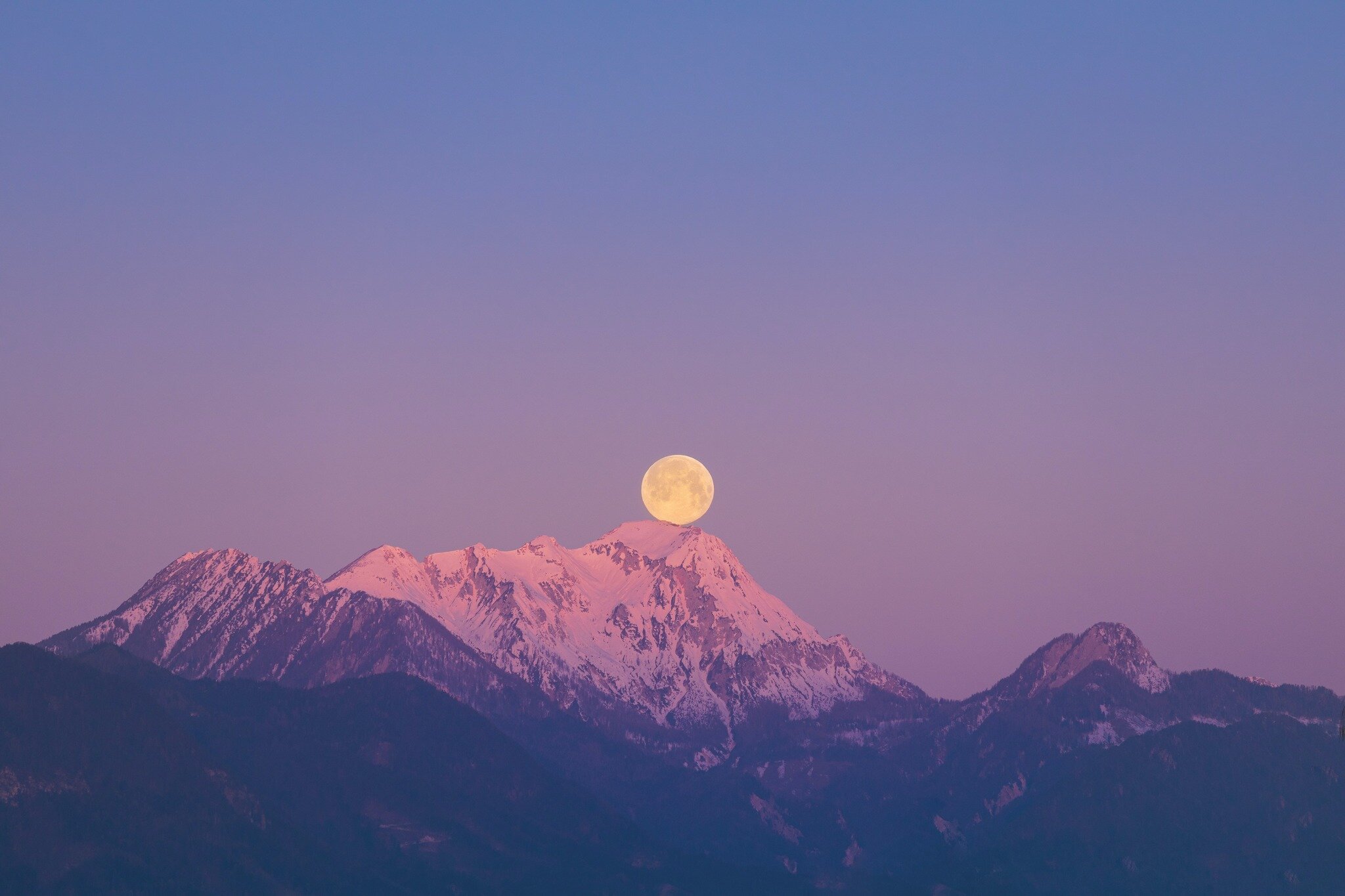 🌕 The April 5th full moon, also known as the Pink Moon or the Sprouting Grass Moon, is coming soon! Here are five things you need to know about this upcoming celestial event.

🌸 Despite its name, the Pink Moon won't actually be pink - it's named af