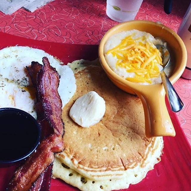 So much breakfast ❤️,
All on one plate 😍😋☺️
🥓🥞🥛🍳☕️
. . .
Thanks for the great 📸👇🏼
@freedomclay 
#breakfast #brunch #eatlocal #noshdurham #nc #weekendvibes #weekend