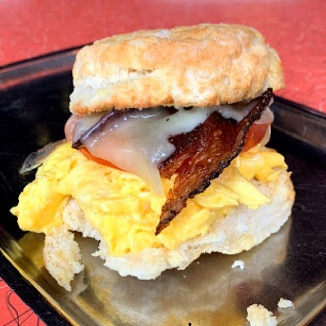 These are a few of our favorite things 😍 🥓🧀🍳 (still waiting on a biscuit emoji 🙇).
It&rsquo;s Sunday and we&rsquo;re ready to #brunch.
#noshdurham #durham #durm #nc #biscuits #southern #breakfast