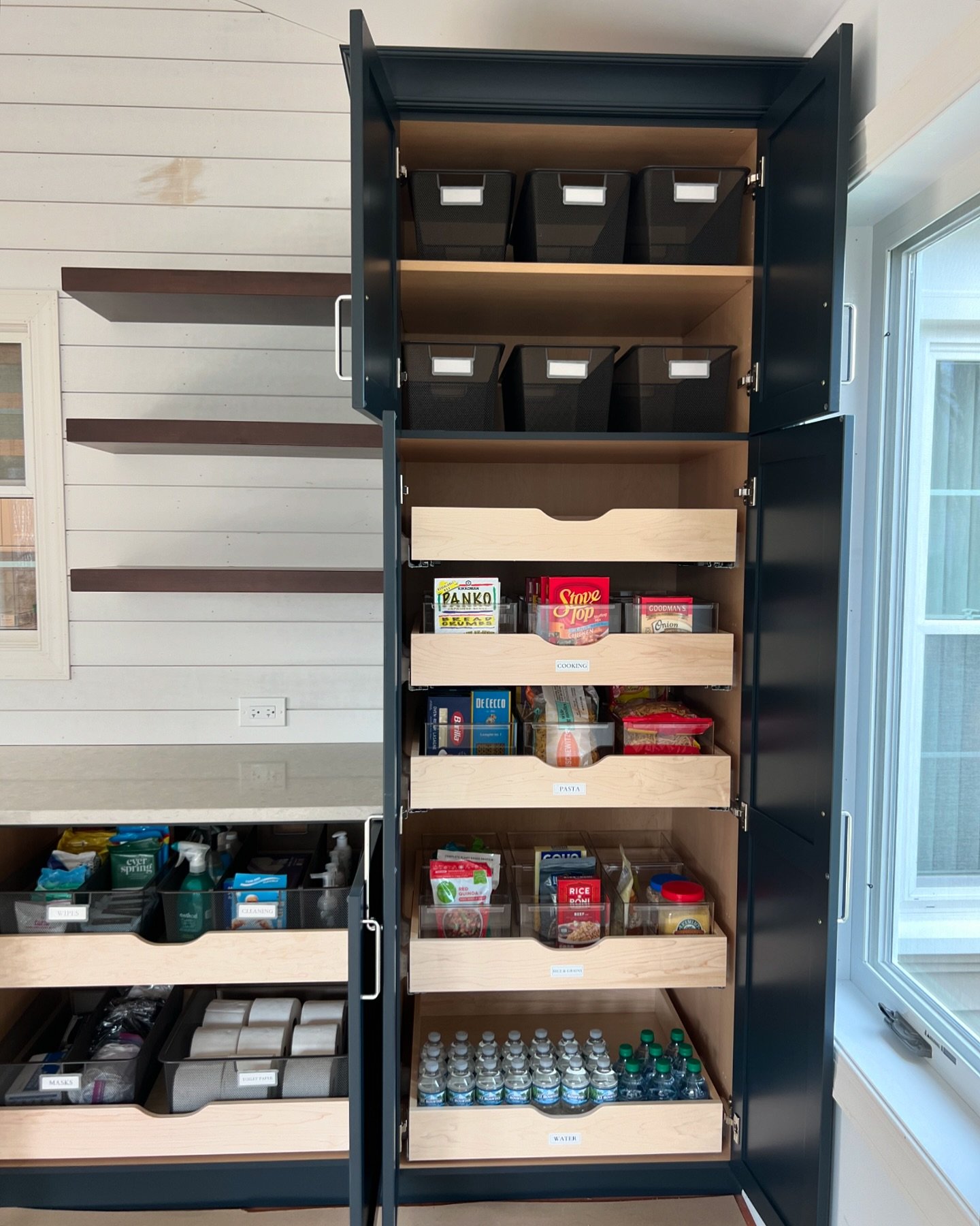 Happy Friday &mdash; freshly organized and ready for the weekend! 🤸&zwj;♀️🌟

There&rsquo;s nothing like a newly renovated pantry to start off on the right foot. Cheers to keeping it tidy and stress-free!

#pantryorganization #chicagoorganizer #chic