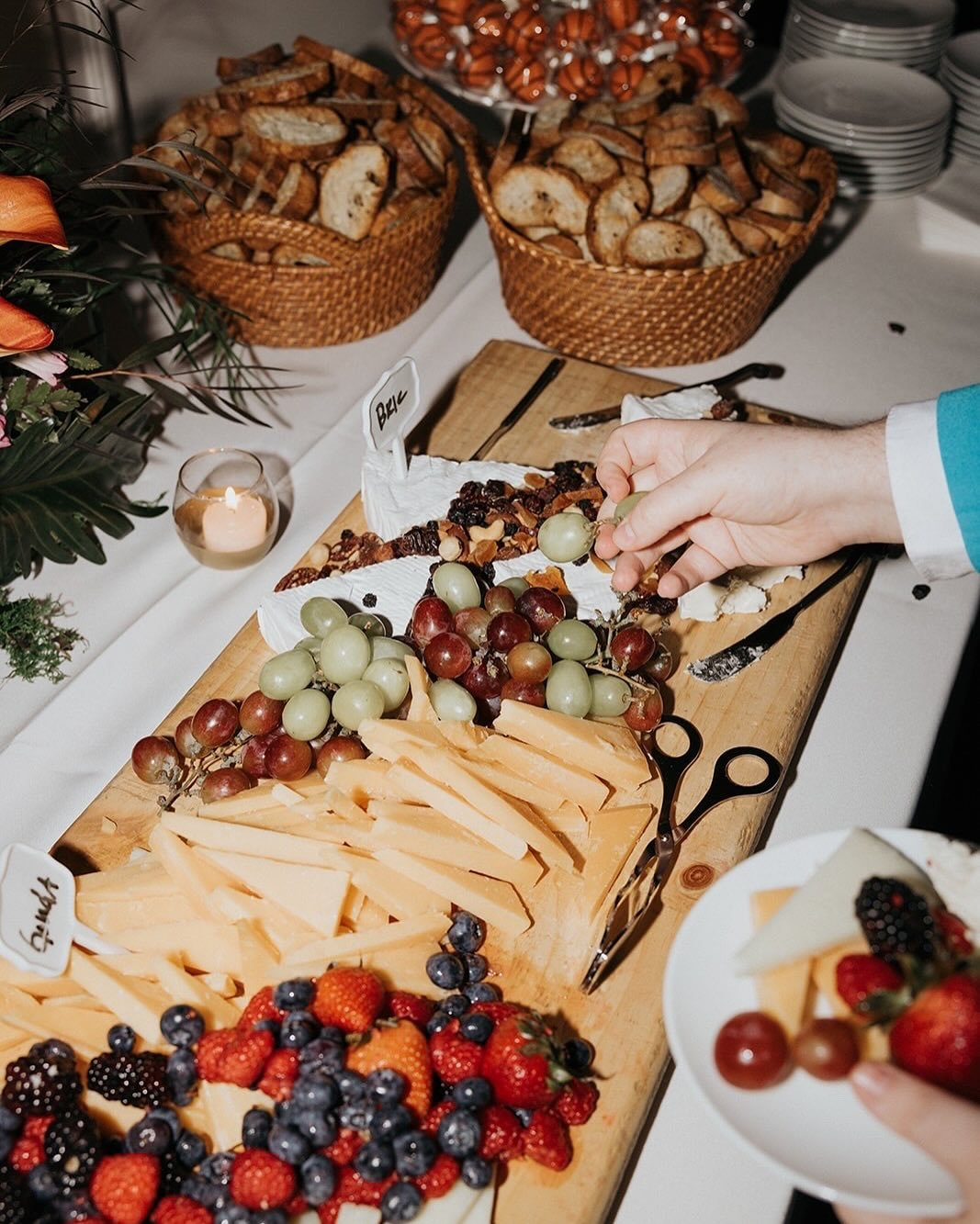 Charcuterie boards are having a moment, and we&rsquo;re here for it! ✨ Roxane and Ryan&rsquo;s wedding was all about laid-back luxury focused on their love story. 
⠀⠀⠀⠀⠀⠀⠀⠀⠀
Venue: @rm1520
Planning: @urbanallureevents
Catering: @greenspoonkitchen 
Ph