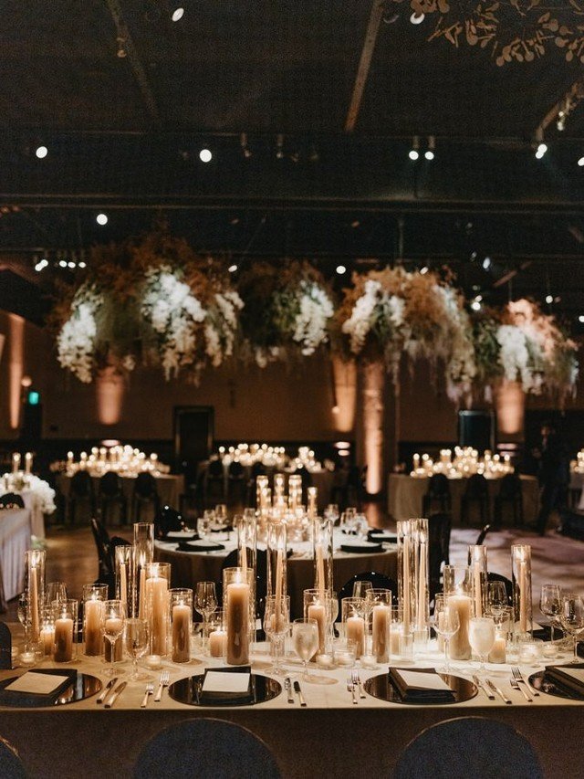 In honor of @pantone color of the year #mochamousse we couldn&rsquo;t resist sharing more of Alyssa &amp; Paul&rsquo;s dreamy dinner - filled with the warm glow of candlelight and custom hanging floral clouds 🤎

Photo: @brittanysturrettweddings 
Pla