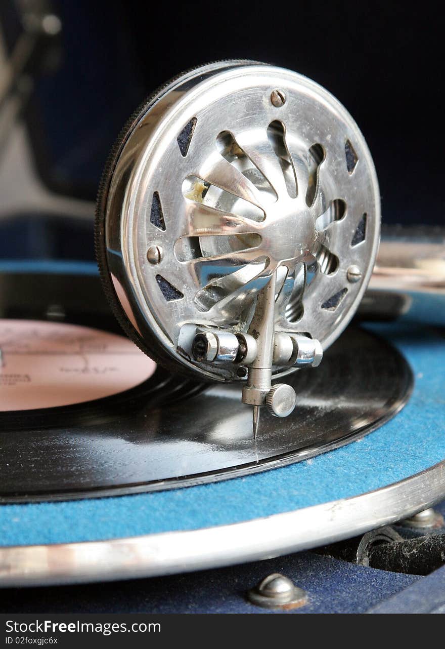 Gramophone head with stylus tip and record