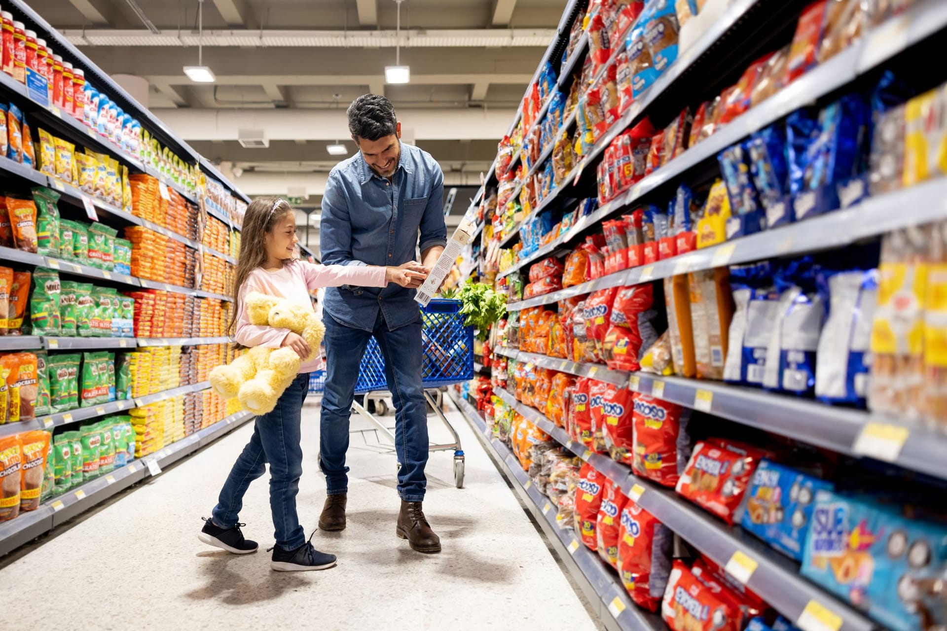 Vater und Tochter kaufen im Supermarkt ein