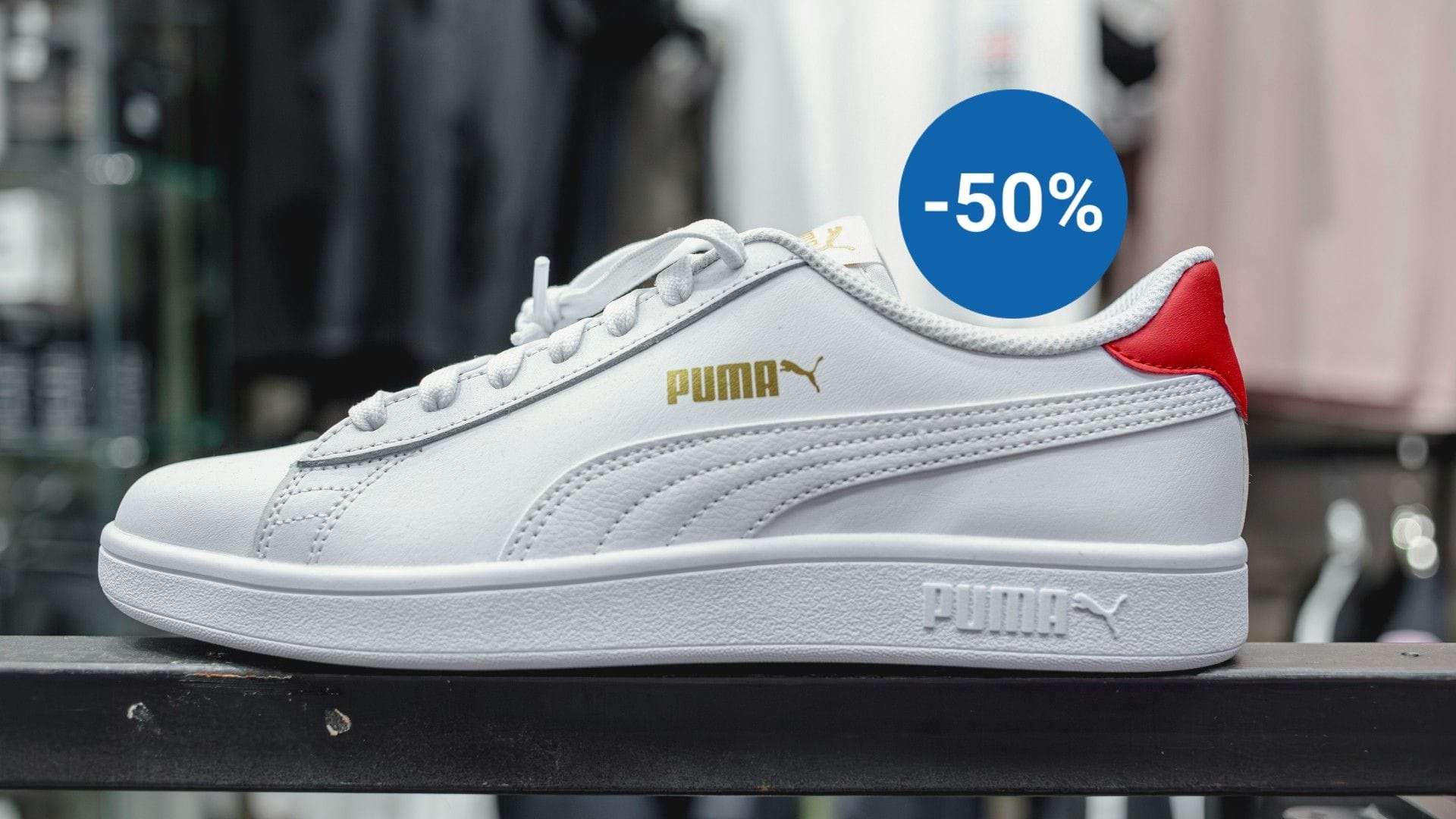 Puma-Sneaker auf Geländer