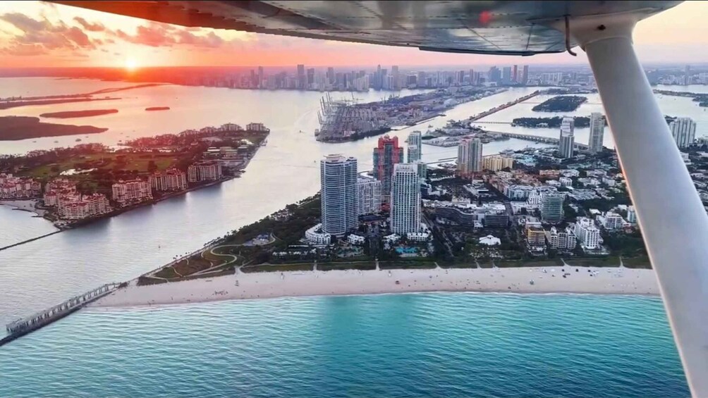 Picture 2 for Activity Miami: Romantic 1-Hour Private Flight Tour with Champagne