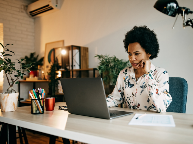 femme au téléphone à son bureau