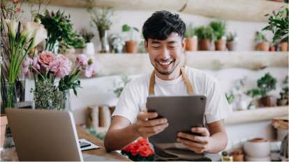 tablet kullanan çiçekçi çalışanı