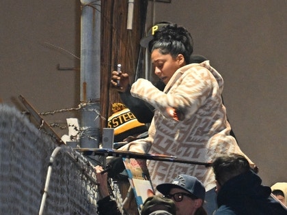 Katy Perry Autograph seeker On Fire Outside Of Jimmy Kimmel photos 4