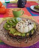 Tostada de aguacate y huevo poché