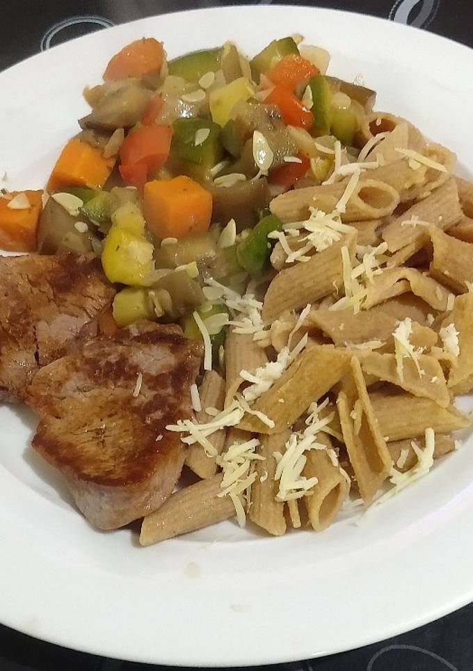 Una foto de Fideos integrales con verduras y bifes de lomo!