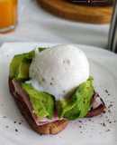 Tostada con palta y huevo poché