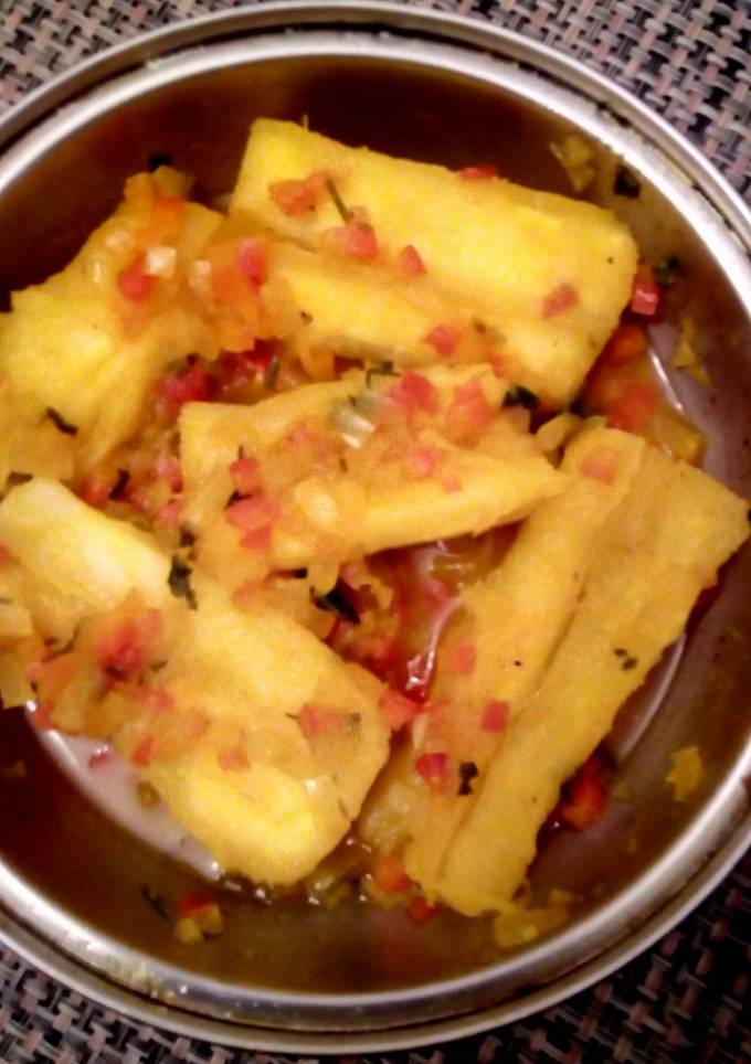 Una foto de Yuca cocinada con Guiso de cebollas, tomate y pimentón