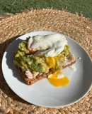 Tostada de desayuno saludable con huevo poché