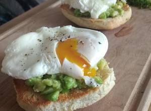 Una foto de Huevo pochado sobre tostada con palta