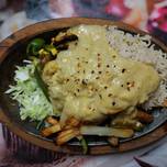 A picture of Veg Sizzler with Yellow garlic sauce.