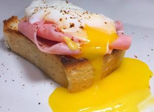 Una foto de Sándwich benedictino - tostada con jamón y huevo poché